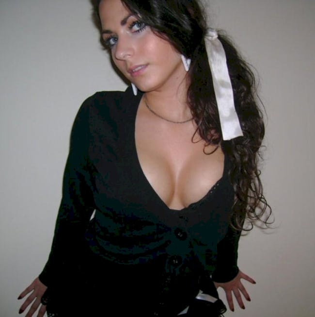 Belle coquine docile pour amant qui aime soumettre de temps en temps libre